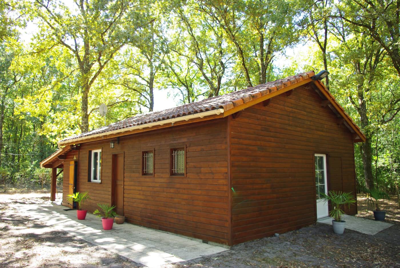 Grand bâtiment en bois du domaine